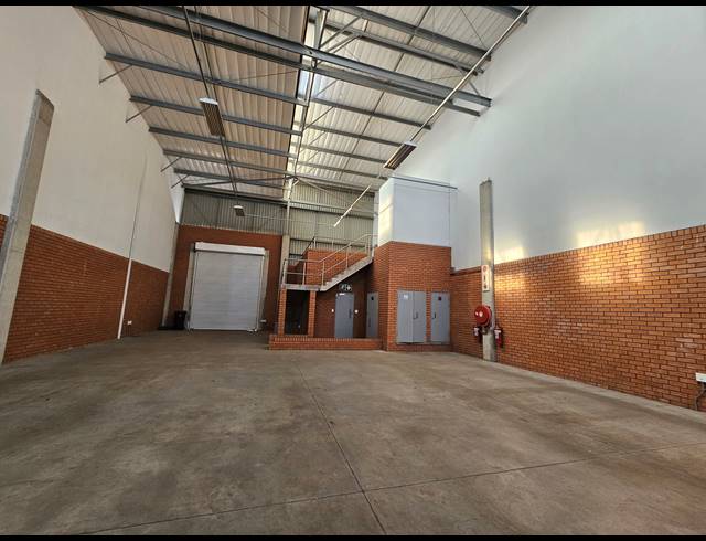 290M² WAREHOUSE TO LET IN LONGLAKE